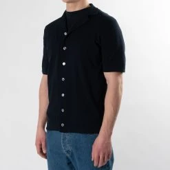 Filippo De Laurentiis BOWLING SHIRT SWEATER SS NAVY -jupiter shop BOWLING SHIRT SWEATER SS NAVY TROJA FILIPPO DE LAURENTIIS Jupiter Kungsgatan Norrlandsgatan Stockholm 3