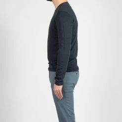 ADVERB COTTON WASHED CREWNECK NAVY -jupiter shop COTTON WASHED CREWNECK NAVY TROJA ADVERB Jupiter Kungsgatan Norrlandsgatan Stockholm 4