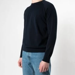 Filippo De Laurentiis CREWNECK RAGLAN SWEATER NAVY -jupiter shop CREWNECK RAGLAN SWEATER NAVY TROJA FILIPPO DE LAURENTIIS Jupiter Kungsgatan Norrlandsgatan Stockholm 3