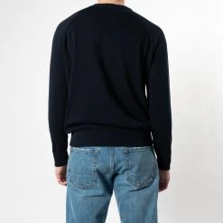 Filippo De Laurentiis CREWNECK RAGLAN SWEATER NAVY -jupiter shop CREWNECK RAGLAN SWEATER NAVY TROJA FILIPPO DE LAURENTIIS Jupiter Kungsgatan Norrlandsgatan Stockholm 6