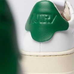AUTRY DALLAS LOW LEATHER SNEAKER WHITE/GREEN -jupiter shop DALLAS LOW LEATHER SNEAKER WHITEGREEN SKO AUTRY Jupiter Kungsgatan Norrlandsgatan Stockholm 4 scaled