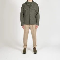 XACUS GABARDINE COTTON LINEN OVERSHIRT ARMY -jupiter shop GABARDINE COTTON LINEN OVERSHIRT ARMY HYBRIDSKJORTA XACUS Jupiter Kungsgatan Norrlandsgatan Stockholm 7