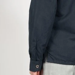 XACUS GABARDINE COTTON LINEN OVERSHIRT NAVY -jupiter shop GABARDINE COTTON LINEN OVERSHIRT NAVY HYBRIDSKJORTA XACUS Jupiter Kungsgatan Norrlandsgatan Stockholm 8