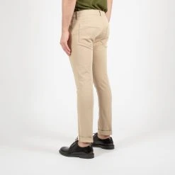 Dondup GEORGE UP232 COTTON TWILL TROUSER SAND 12 Dondup GEORGE UP232 COTTON TWILL TROUSER SAND -jupiter shop GEORGE UP232 COTTON TWILL TROUSER SAND BYXA DONDUP Jupiter Kungsgatan Norrlandsgatan Stockholm 5