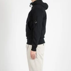 C.P. Company HOODED SWEATER DIAGONAL FLEECE BLACK -jupiter shop HOODED SWEATER DIAGONAL FLEECE BLACK TROJA CP COMPANY Jupiter Kungsgatan Norrlandsgatan Stockholm 5