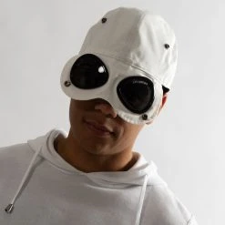 C.P. Company BASEBALL CAP WITH GOGGLES WHITE -jupiter shop JupiterKladerNorrlandsgatanKungsgatanStockholm 368