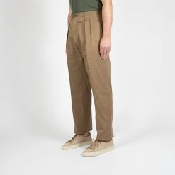 GAIOLA LUXURY COTTON TWO PLEAT TROUSER KHAKI -jupiter shop LUXURY COTTON TWO PLEAT TROUSER KHAKI BYXA GAIOLA Jupiter Kungsgatan Norrlandsgatan Stockholm 3