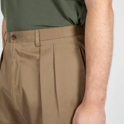 GAIOLA LUXURY COTTON TWO PLEAT TROUSER KHAKI -jupiter shop LUXURY COTTON TWO PLEAT TROUSER KHAKI BYXA GAIOLA Jupiter Kungsgatan Norrlandsgatan Stockholm 4