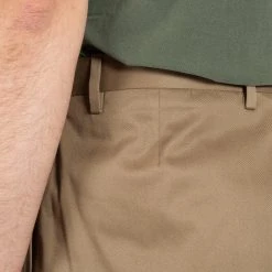 GAIOLA LUXURY COTTON TWO PLEAT TROUSER KHAKI -jupiter shop LUXURY COTTON TWO PLEAT TROUSER KHAKI BYXA GAIOLA Jupiter Kungsgatan Norrlandsgatan Stockholm 6