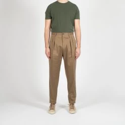 GAIOLA LUXURY COTTON TWO PLEAT TROUSER KHAKI -jupiter shop LUXURY COTTON TWO PLEAT TROUSER KHAKI BYXA GAIOLA Jupiter Kungsgatan Norrlandsgatan Stockholm 8