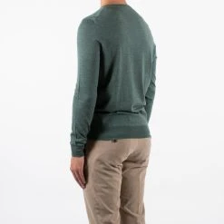 ADVERB LUXURY MERINO 18 GAUGE CREWNECK GREEN -jupiter shop LUXURY MERINO 18 GAUGE CREWNECK GREEN TROJA ADVERB Jupiter Kungsgatan Norrlandsgatan Stockholm 3