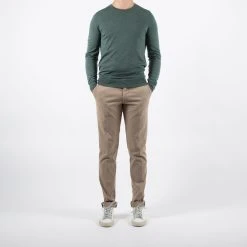 ADVERB LUXURY MERINO 18 GAUGE CREWNECK GREEN -jupiter shop LUXURY MERINO 18 GAUGE CREWNECK GREEN TROJA ADVERB Jupiter Kungsgatan Norrlandsgatan Stockholm 4