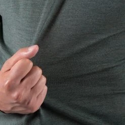 ADVERB LUXURY MERINO 18 GAUGE CREWNECK GREEN -jupiter shop LUXURY MERINO 18 GAUGE CREWNECK GREEN TROJA ADVERB Jupiter Kungsgatan Norrlandsgatan Stockholm 5