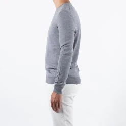 ADVERB LUXURY MERINO 18 GAUGE CREWNECK GREY -jupiter shop LUXURY MERINO 18 GAUGE CREWNECK GREY TROJA ADVERB Jupiter Kungsgatan Norrlandsgatan Stockholm 3