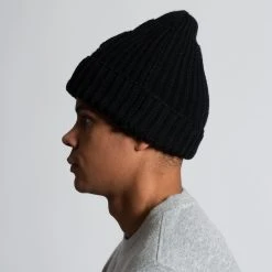 G.R.P LUXURY WOOL BEANIE WITH ANCHOR BLACK -jupiter shop LUXURY WOOL BEANIE WITH ANCHOR BLACK MOSSA GRP Jupiter Kungsgatan Norrlandsgatan Stockholm 3