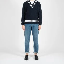 Alan Paine MERINO CRICKET CABLE V-NECK NAVY / ECRU 17 Alan Paine MERINO CRICKET CABLE V-NECK NAVY / ECRU -jupiter shop MERINO CRICKET CABLE V NECK NAVY ECRU TROJA ALAN PAINE Jupiter Kungsgatan Norrlandsgatan Stockholm 8