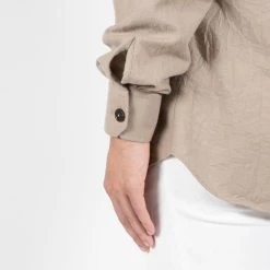 Lardini MIGUEL HOODED SHIRT JACKET SAND 14 Lardini MIGUEL HOODED SHIRT JACKET SAND -jupiter shop MIGUEL HOODED SHIRT JACKET SAND HYBRIDSKJORTA LARDINI Jupiter Kungsgatan Norrlandsgatan Stockholm 6