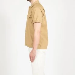 Universal Works POPLIN UTILITY SS SHIRT SAND -jupiter shop POPLIN UTILITY SS SHIRT SAND SKJORTA UNIVERSAL WORKS Jupiter Kungsgatan Norrlandsgatan Stockholm 4