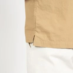 Universal Works POPLIN UTILITY SS SHIRT SAND -jupiter shop POPLIN UTILITY SS SHIRT SAND SKJORTA UNIVERSAL WORKS Jupiter Kungsgatan Norrlandsgatan Stockholm 7