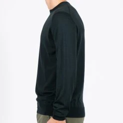 Filippo De Laurentiis ROYAL 120'S MERINO CREWNECK DARK GREEN -jupiter shop ROYAL 120S MERINO CREWNECK DARK GREEN TROJA FILIPPO DE LAURENTIIS Jupiter Kungsgatan Norrlandsgatan Stockholm 4