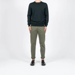 Filippo De Laurentiis ROYAL 120'S MERINO CREWNECK DARK GREEN -jupiter shop ROYAL 120S MERINO CREWNECK DARK GREEN TROJA FILIPPO DE LAURENTIIS Jupiter Kungsgatan Norrlandsgatan Stockholm 7