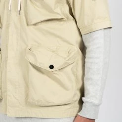 Stone Island SHORT SLEEVED OVERSHIRT BEIGE 19 Stone Island SHORT SLEEVED OVERSHIRT BEIGE -jupiter shop SHORT SLEEVED OVERSHIRT BEIGE HYBRIDSKJORTA STONE ISLAND Jupiter Kungsgatan Norrlandsgatan Stockholm 9